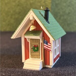 VTG Hallmark LITTLE RED SCHOOLHOUSE school play lighted Christmas Ornament 1985